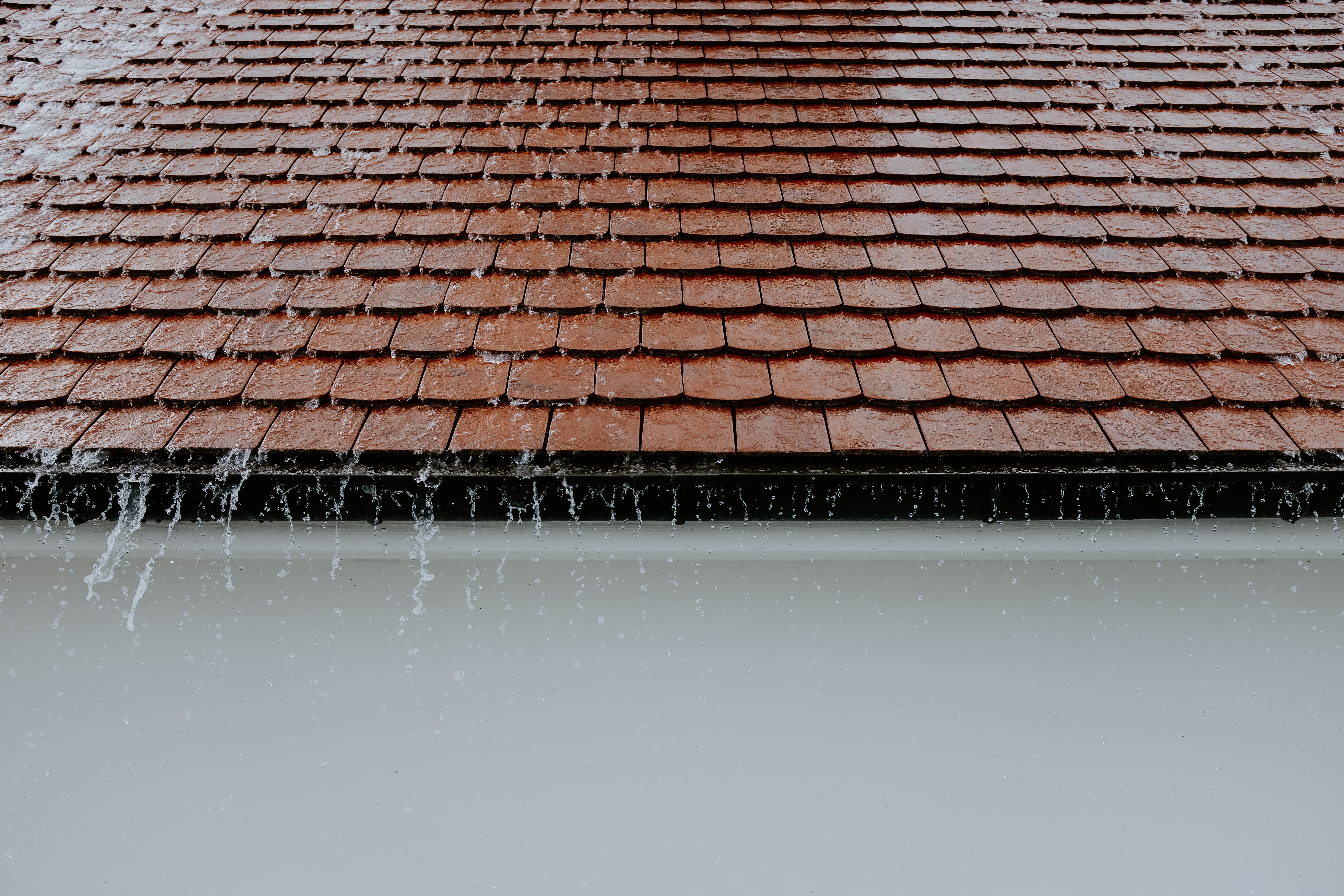 photo-of-roof-while-raining-2663254
